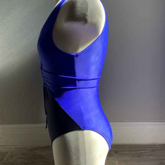 Venus with ring detail two tone color swimsuit - Picture 3 of 9